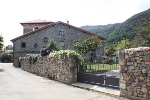 Vista exterior, entrada parking